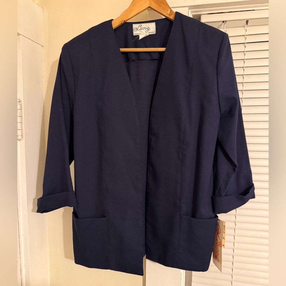 FLAWLESS VINTAGE WOMENS NAVY BLAZER

FILENES BRAND!!

WOMENS SIZE 10